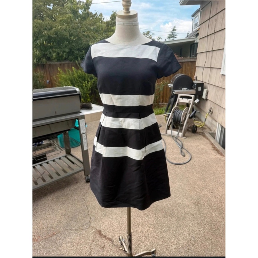 Ann Taylor Black White Striped Fit and Flare Dress Short Sleeve Size 2